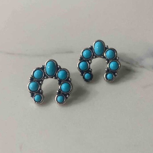 Turquoise stone silver boho stud earrings - Picture 5 of 6